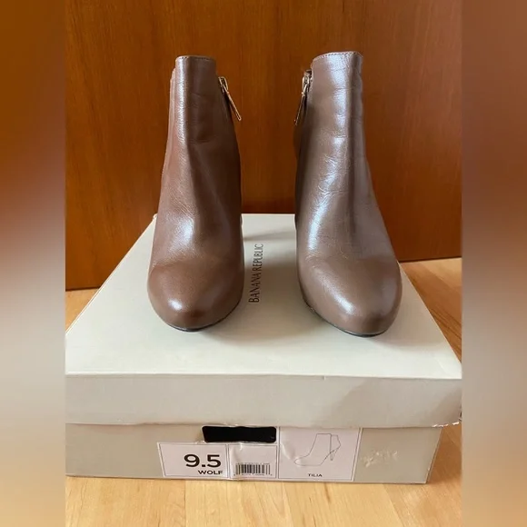 Banana Republic | Shoes | Nwot Banana Republic Brown Leather  display picture 1